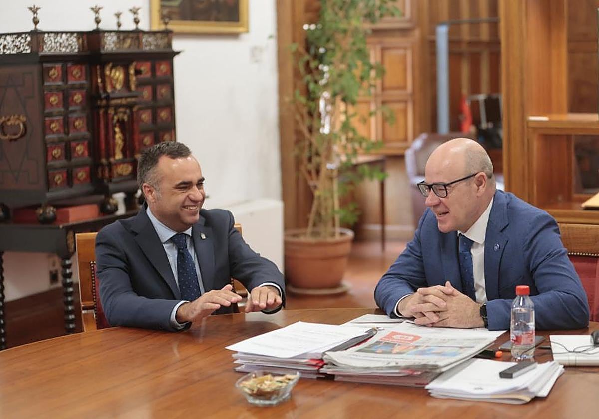 Encuentro entre el rector de la UGR y el presidente de la Diputación.