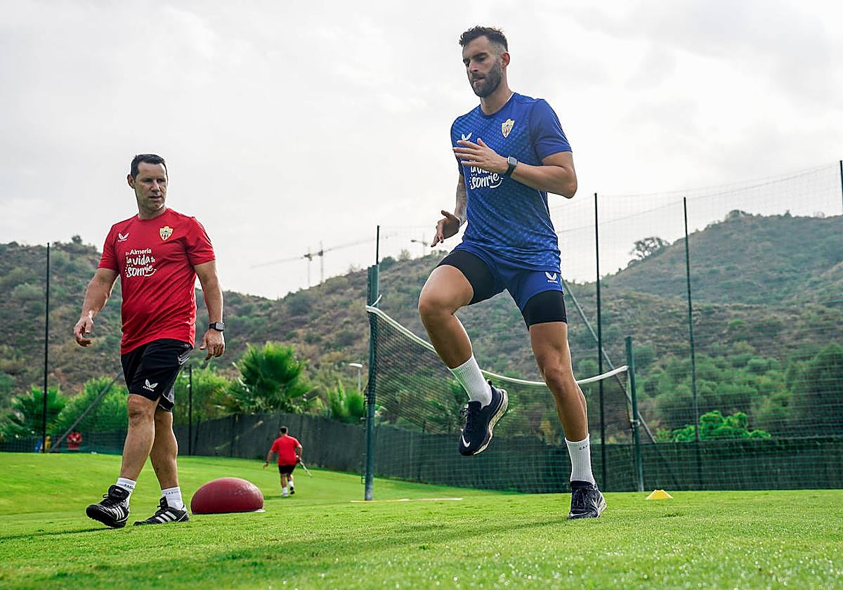 Leo Baptistao (derecha) realiza ejercicios en la sesión de este lunes en Marbella.