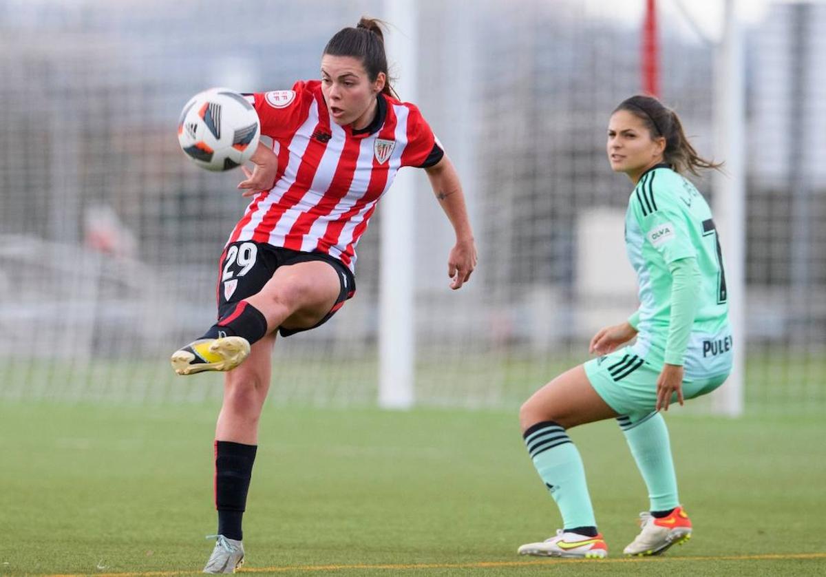 Laura Pérez observa a un rival en el duelo del pasado curso ante el filial bilbaíno.