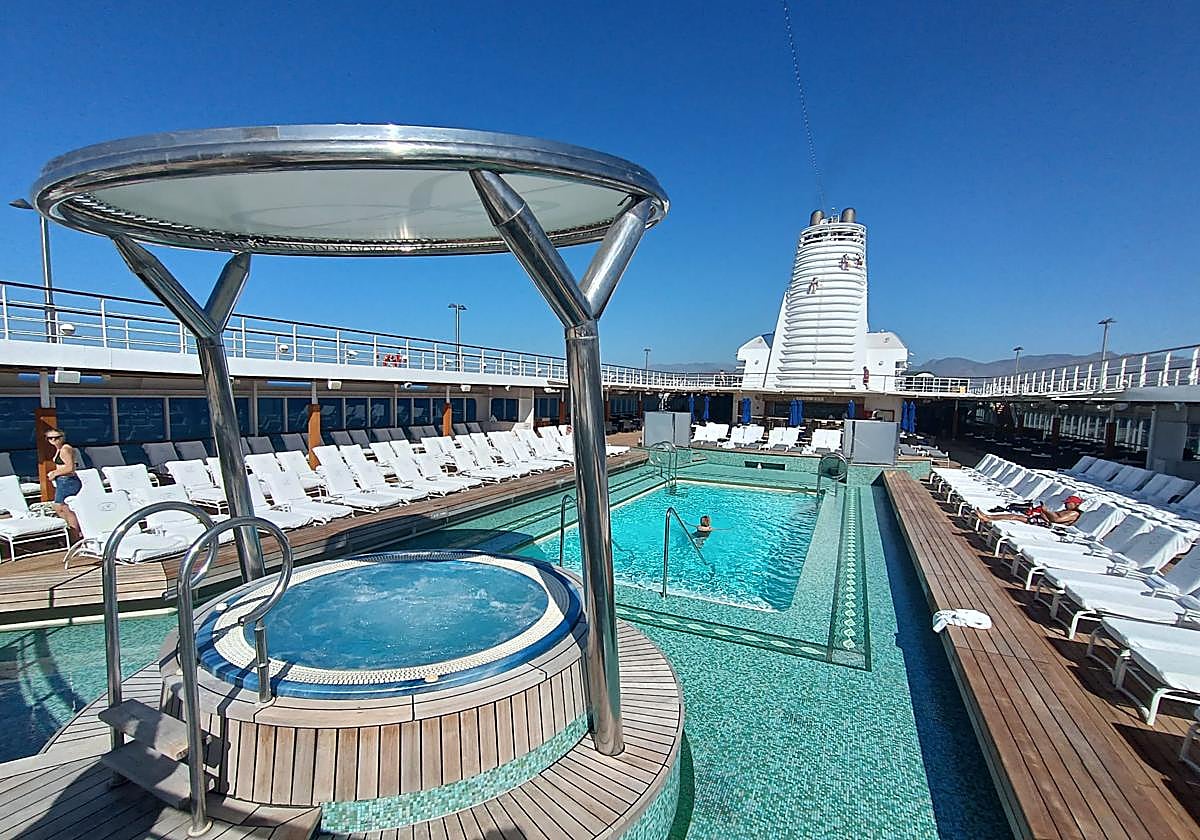 Un crucero de lujo de casi 30.000 euros el pasaje hace escala en Motril