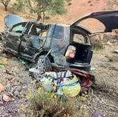 Una familia sobrevive gracias al equipaje tras caer su coche por un barranco de 40 metros en la A-92