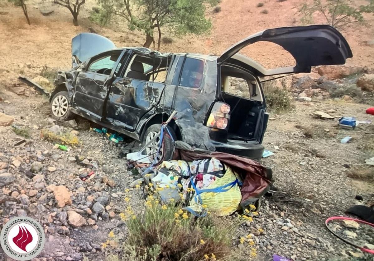 El coche. en el fondo del barranco.