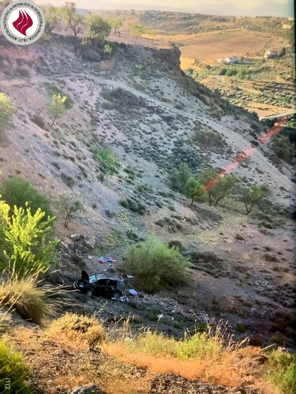 Las imágenes del accidente en Granada al caer con su coche por un barranco de 40 metros