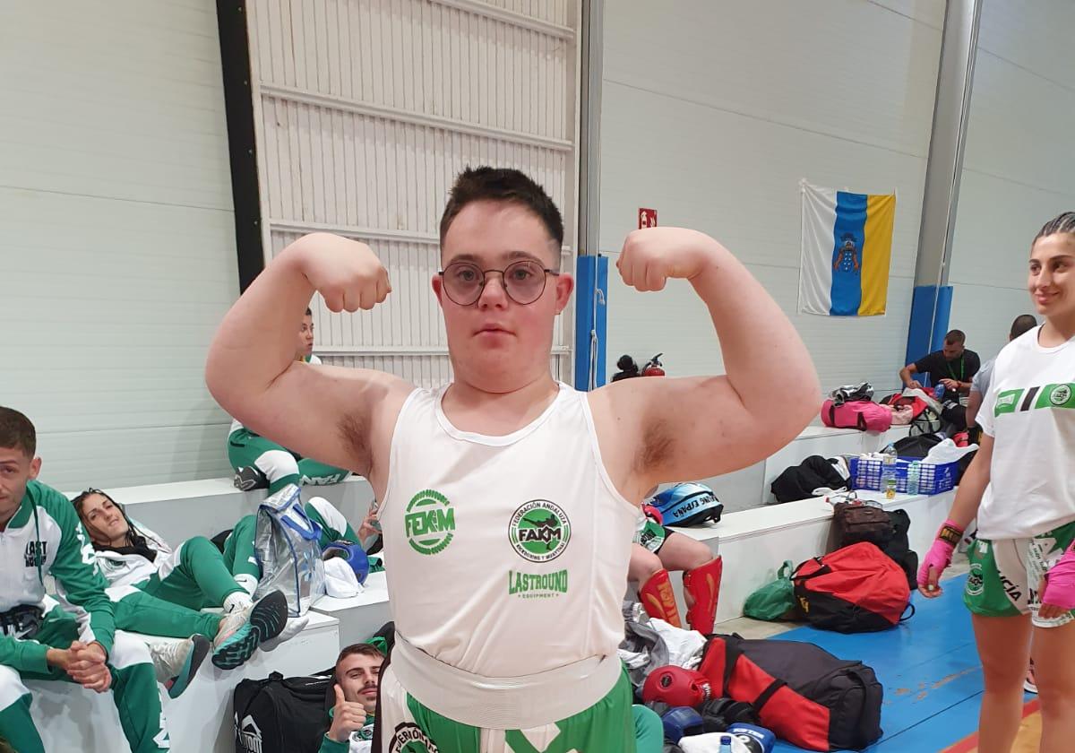 Ángel Rojas saca músculo durante este pasado campeonato de España de kickboxing, que fue inclusivo al albergar también las categorías adaptadas a discapacidad.