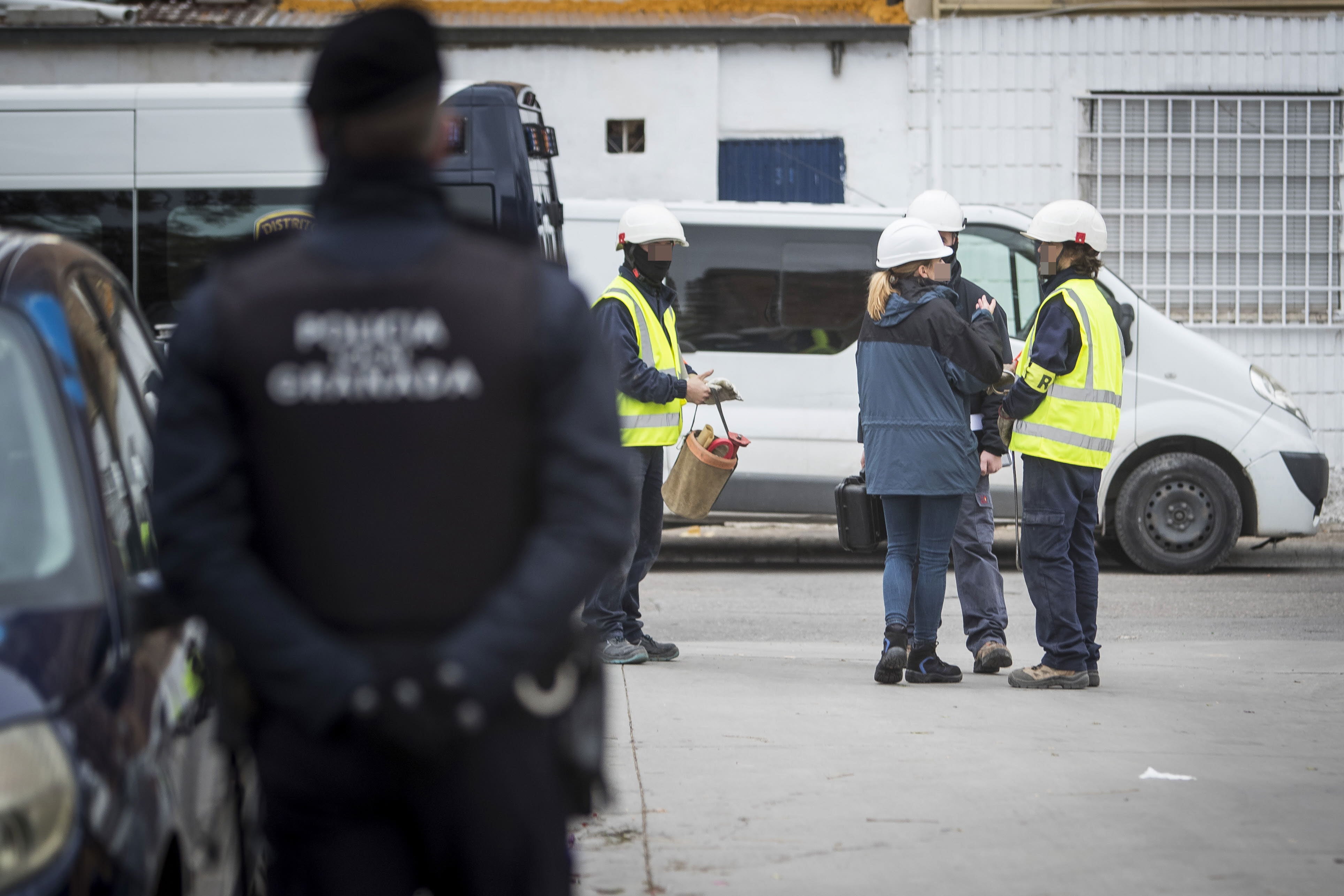 Técnicos de Endesa trabajan en el distrito Norte escoltados por agentes policiales.