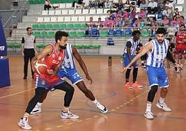 Devin Wright postea durante el último partido en casa del Tu Super La Zubia