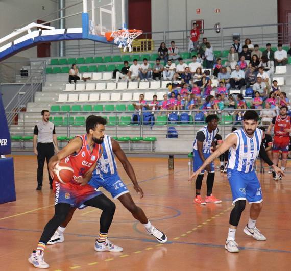 Devin Wright postea durante el último partido en casa del Tu Super La Zubia