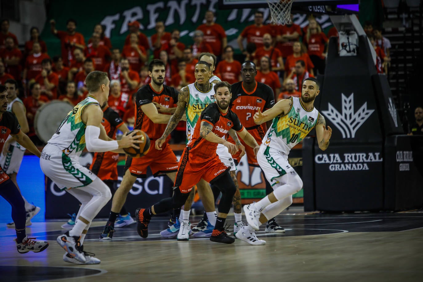 David Iriarte (i), Christian Díaz (centro) y 'Petit' Niang defienden un ataque del Surne Bilbao