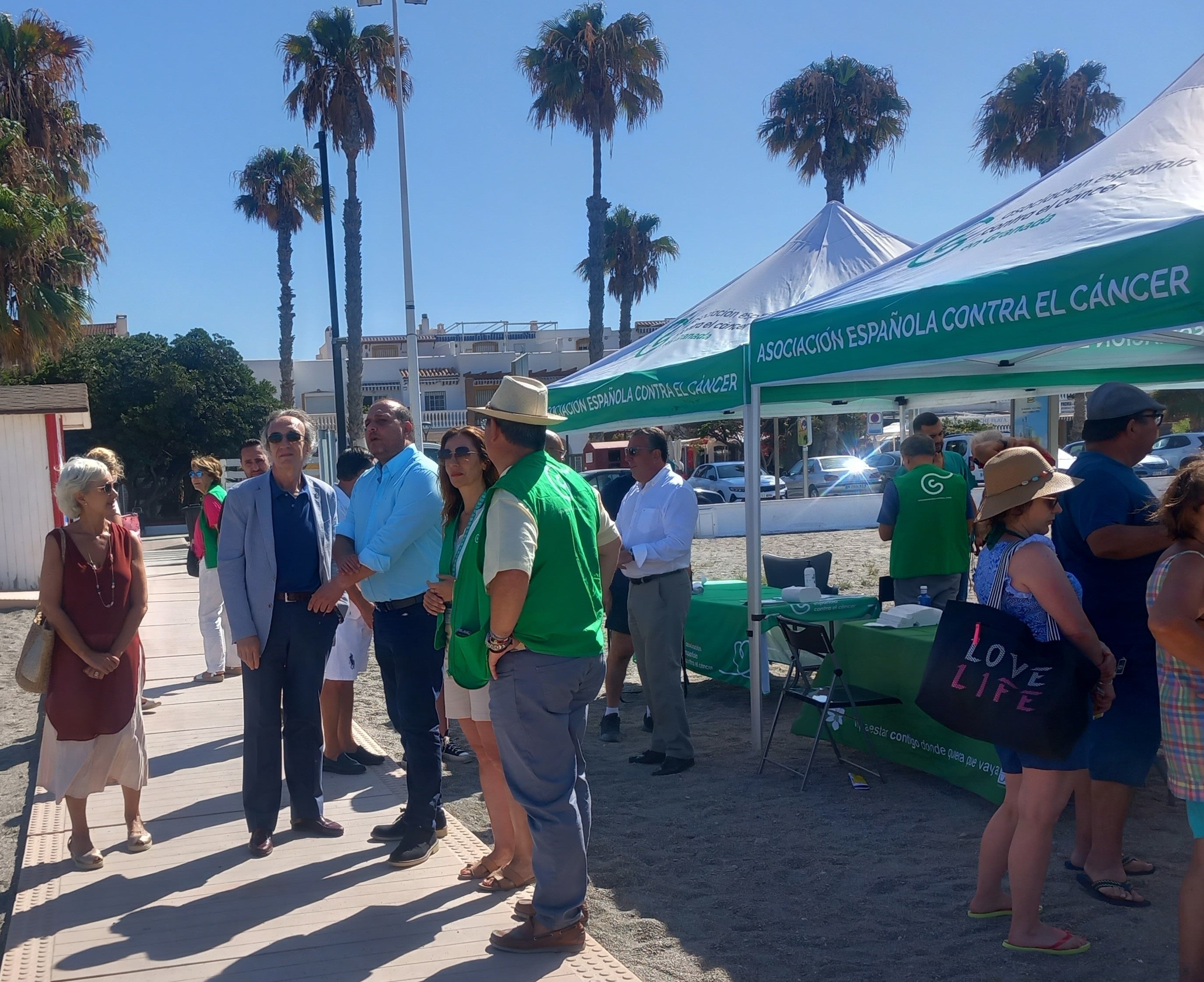 Vecinos de Salobreña visitan la exposición relacionada con los peligros de la exposición solar.
