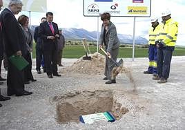 La consejera de Obras Públicas en funciones, Josefina Cruz Villalón, coloca la primera piedra de la A-308 que unirá las localidades de Iznalloz y Darro en 2012.