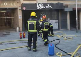 Actuación de los bomberos en la cocina del bar El Biscúter.