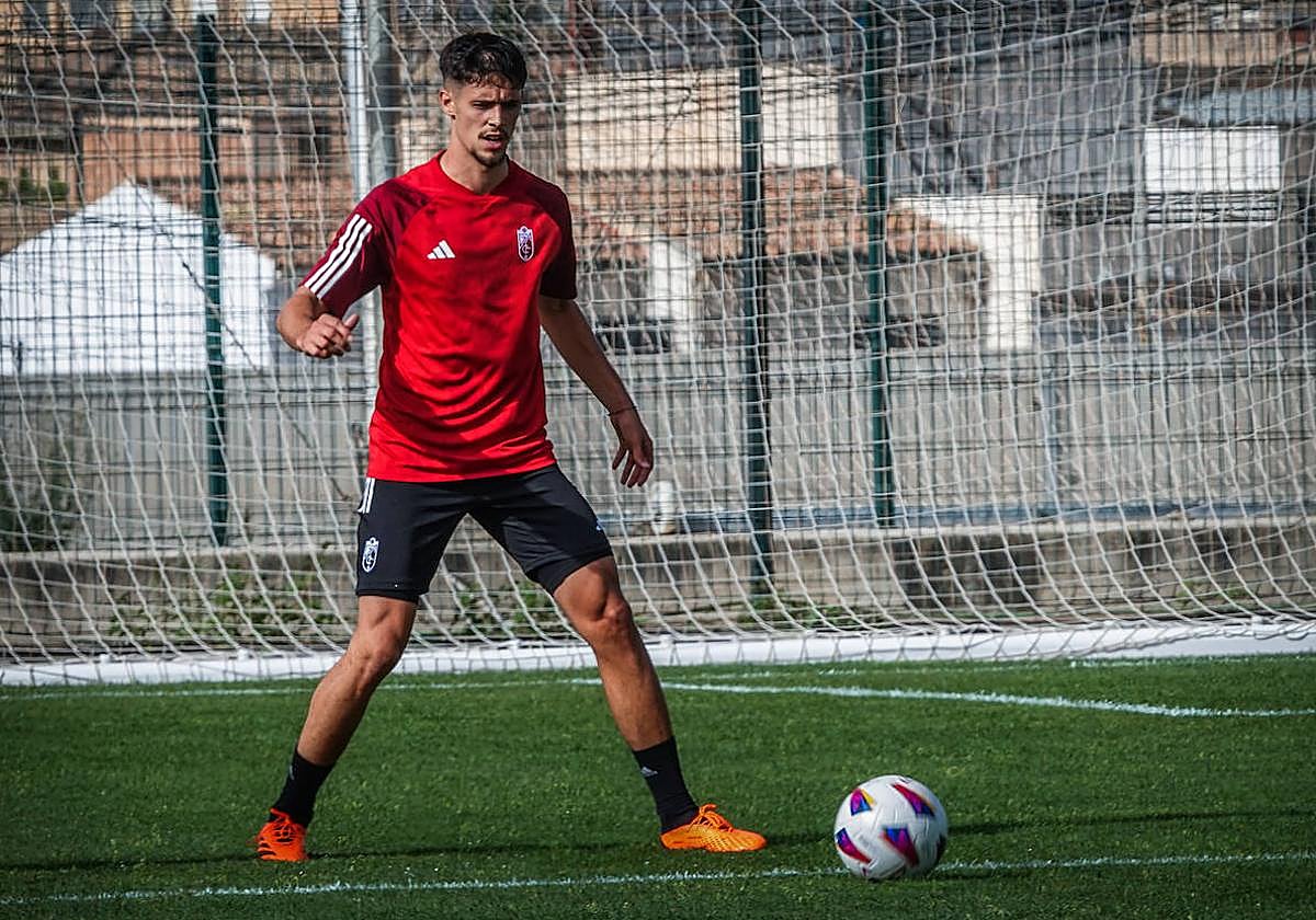 Pepe Sánchez, durante un entrenamiento con el Granada en esta pretemporada.