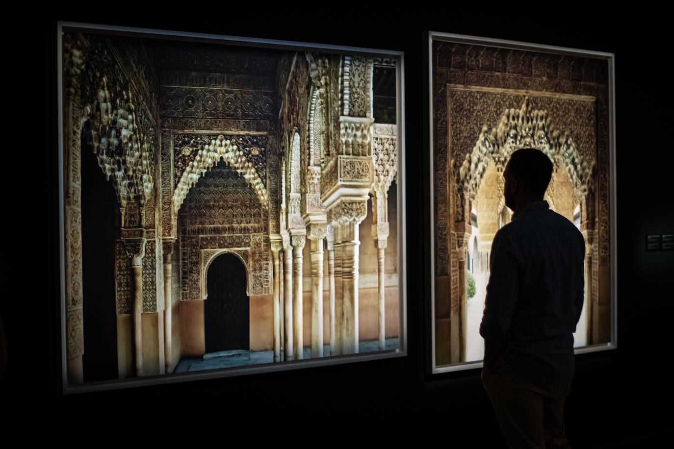 Un visitante observa una de las imágenes que se pueden ver en el Palacio de Carlos V.