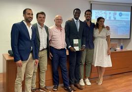 Ousmane Berthe, en el centro, tras defender su tesis doctoral en la Universidad de Almería.