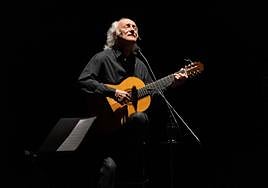 Amancio Prada, durante su concierto en el Teatro Isabel la Católica, anoche.