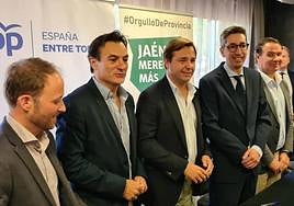 Firma del pacto de gobierno municipal de PP y JM+, en junio.