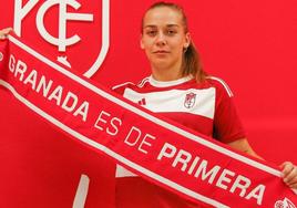 Natalia posa con la bufanda del Granada.