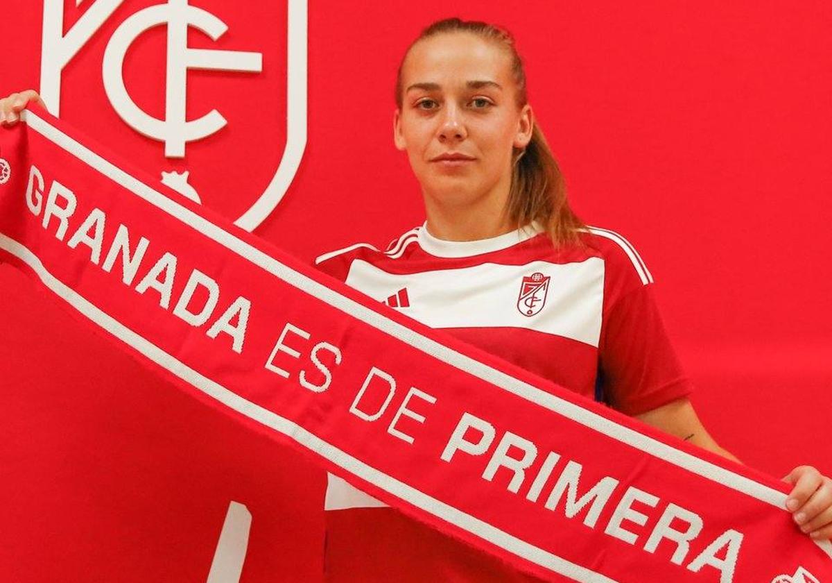 Natalia posa con la bufanda del Granada.