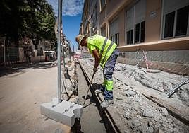 Un operario trabaja junto a una de las vías aparecidas en López Argüeta.