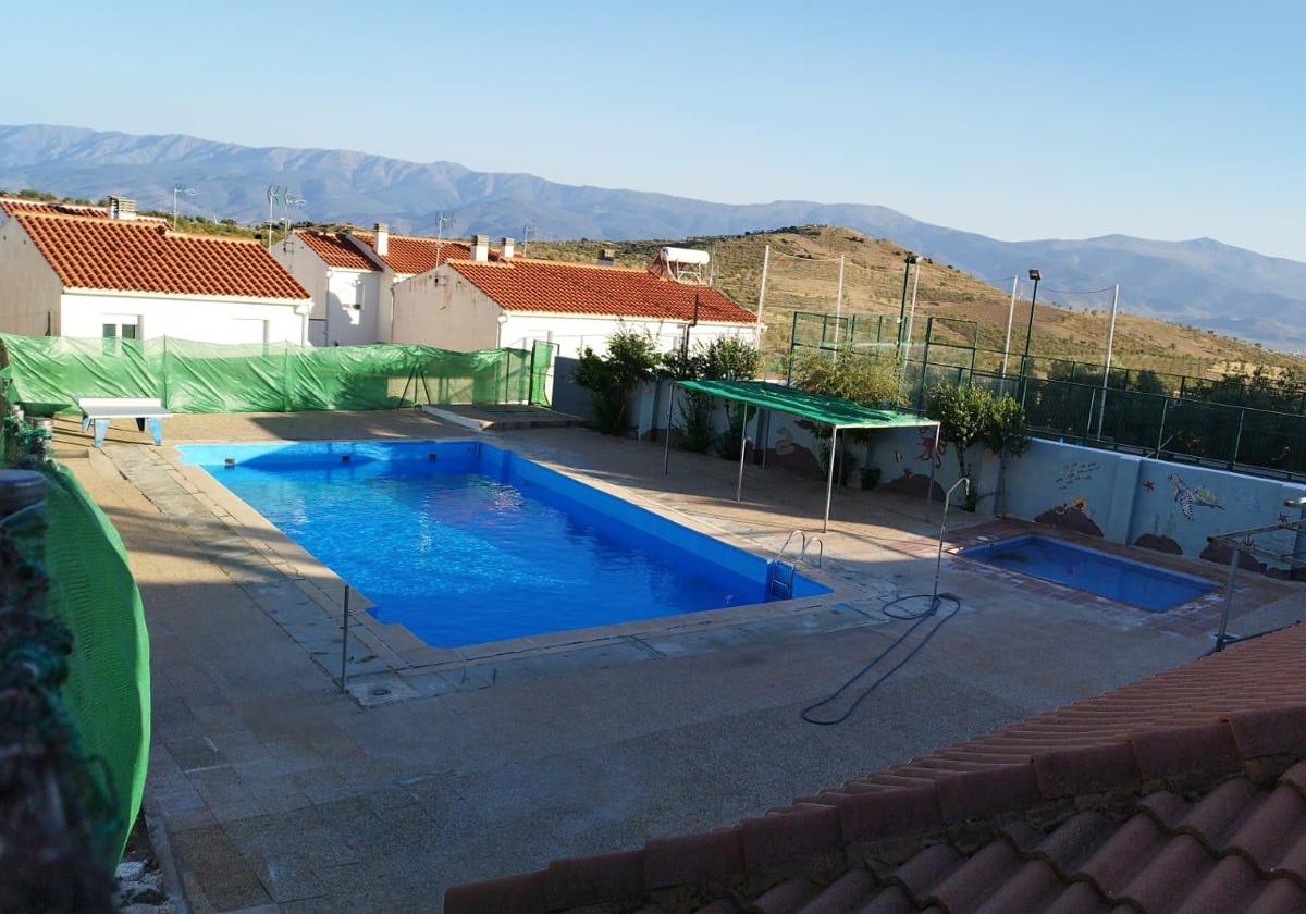 La piscina de Charches, cerrada.