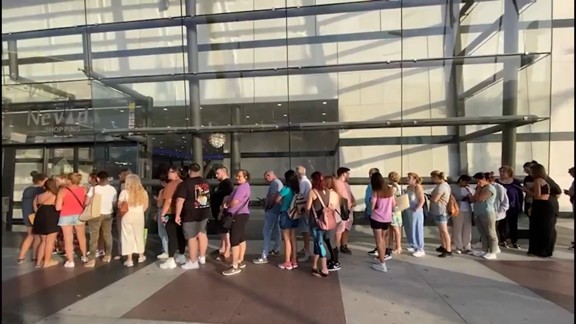 Colas para la inauguración de la tienda de Ikea en el Nevada Shopping