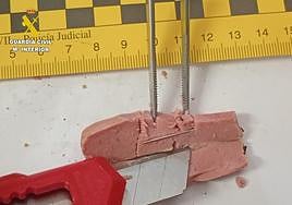 Uno de los trozos de salchhicas con alfileres.