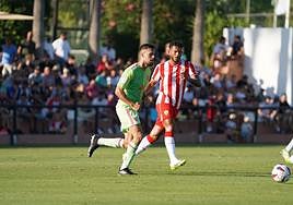 Luis Suárez presiona el inicio del ataque malagueño.