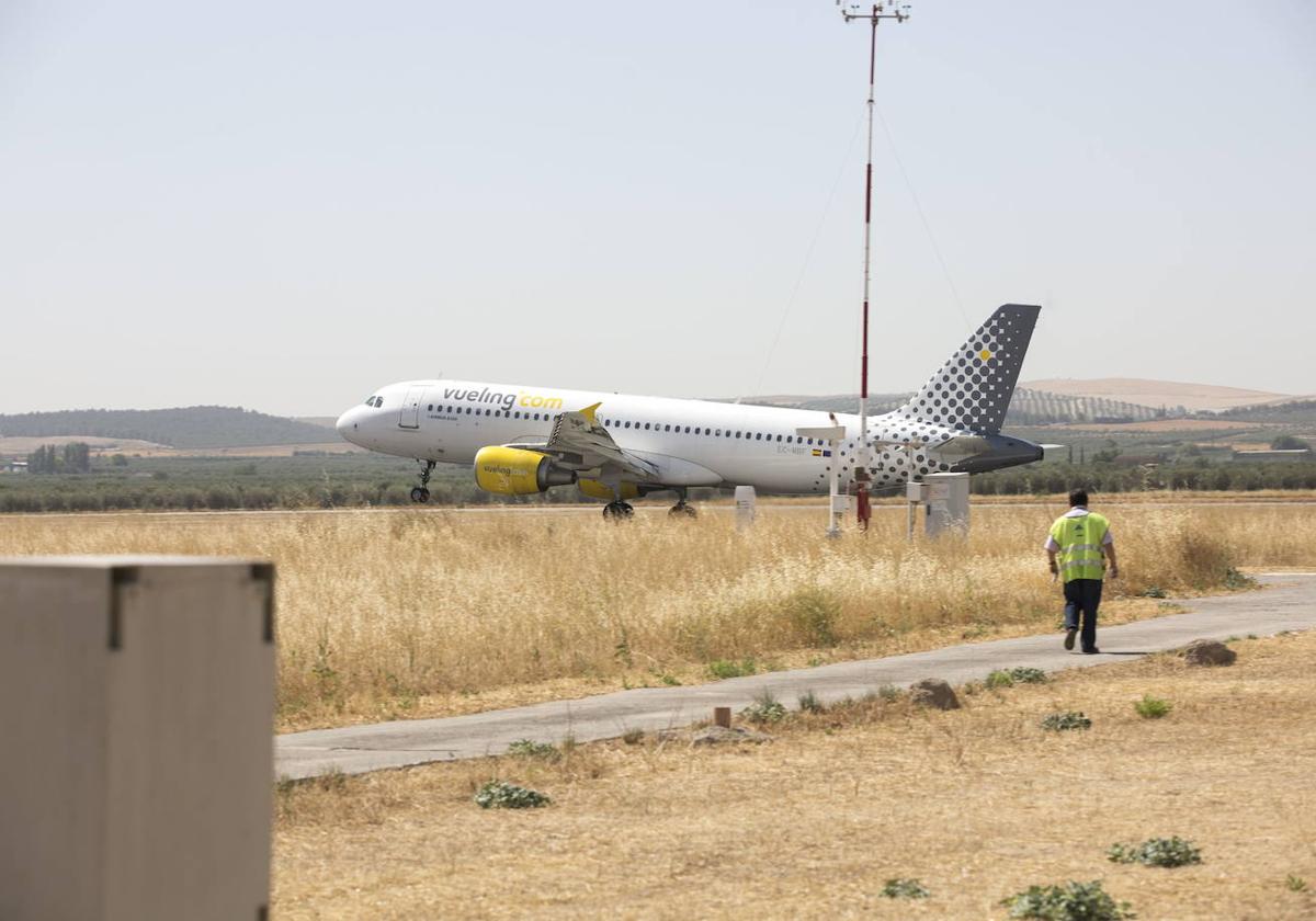 Un avión de Vueling despegando del aeropuerto de Granada.