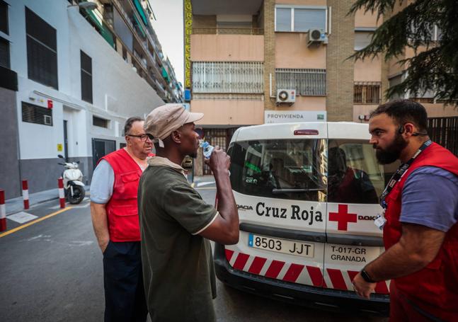 La Unidad de Emergencia Social reparte agua, zumos y consejos contra el calor.