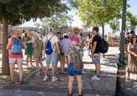 Un grupo visita el Mirador de San Nicolás en el curso de una ruta turística guiada por Granada.