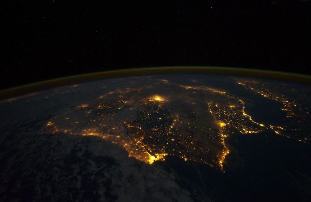 No podía faltar una imagen en mitad de la noche. Se puede apreciar la contaminación lumínica tanto en Andalucía como en el resto de la Península Ibérica.