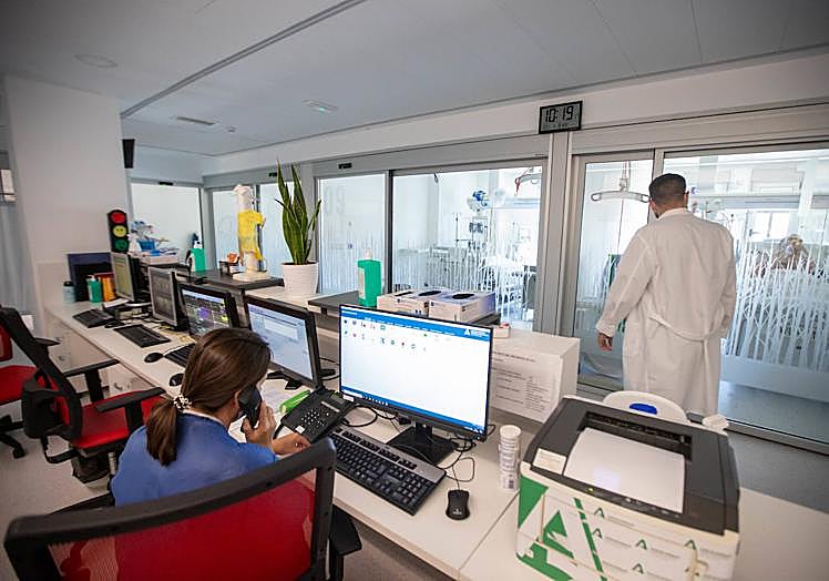 Imagen principal - La zona de la UCI ha sido ya renovada.