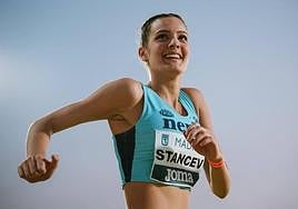 La saltadora Una Stancev, sonriente en una competición anterior.