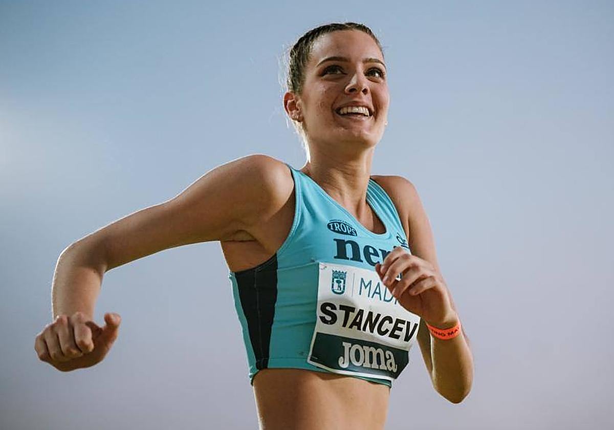 La saltadora Una Stancev, sonriente en una competición anterior.