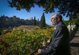 El escritor ubetense Antonio Muñoz Molina, posa en el Carmen de la Victoria.