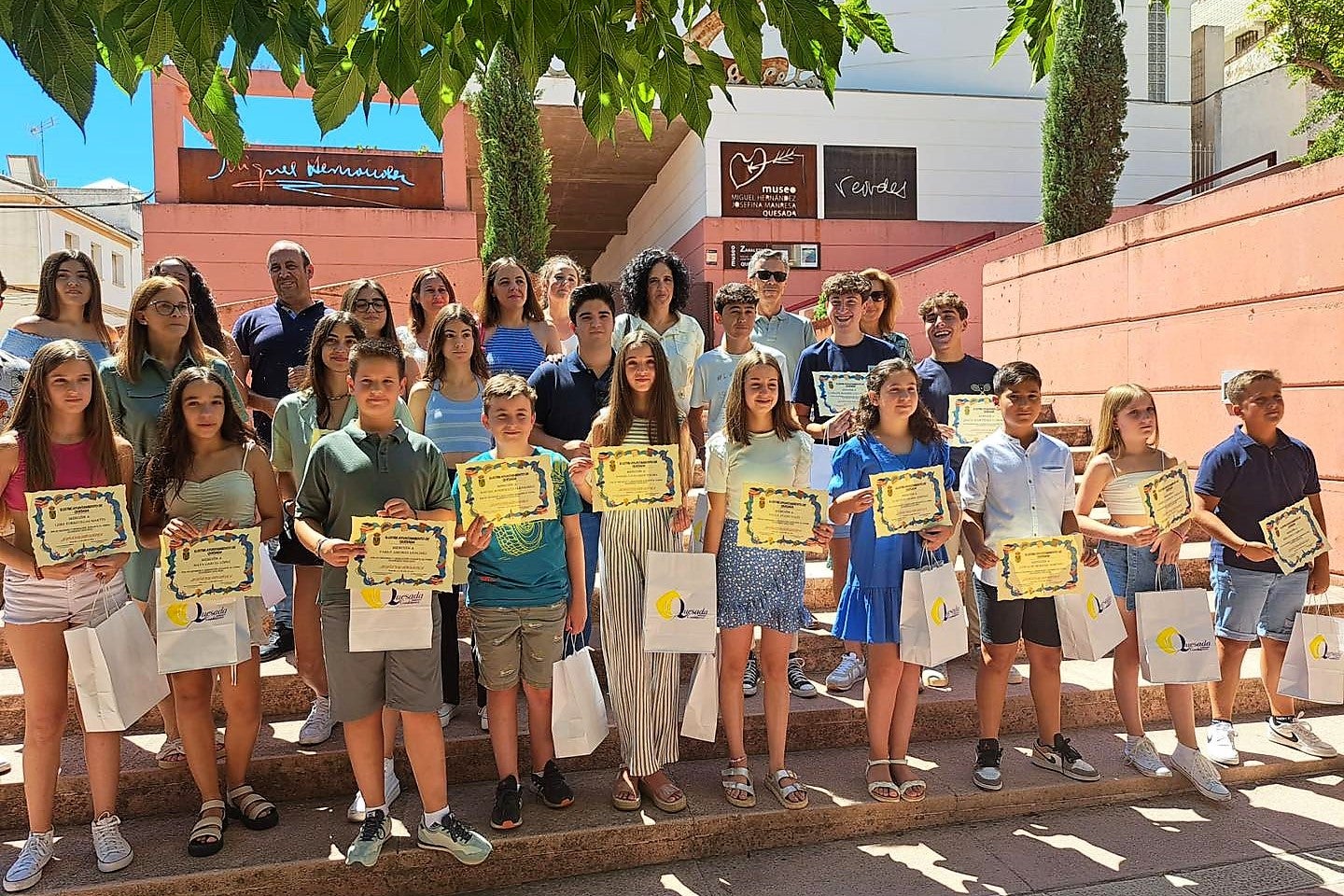 Los alumnos premiados posan en la escalinata del Museo Rafael Zabaleta.