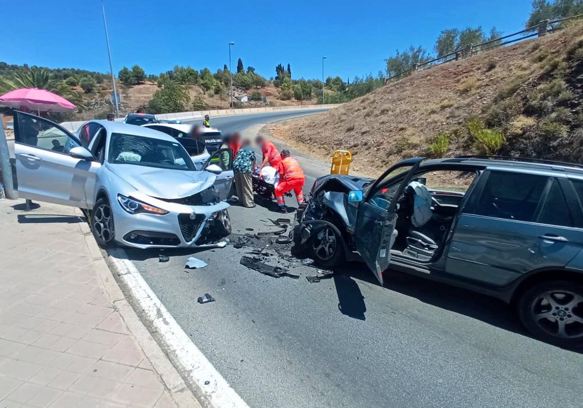 Dos heridos, entre ellos una embarazada, al chocar dos coches en el acceso a la Alhambra.