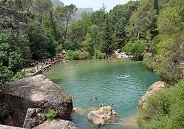 El Charco de la Pringue se llena de bañistas en verano.