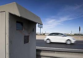 Imagen de archivo de un radar fijo de una autovía.