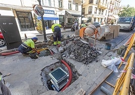 Dos operarios trabajan en la sustitución del sistema en la entrada a Plaza Nueva.