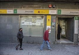 La entrada de una oficina de empleo en la capital granadina, en una imagen de archivo.