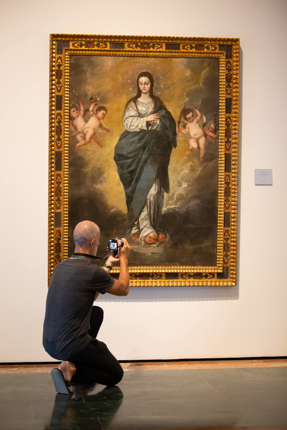 Fotografiando uno de los retratos borrados por Alonso Cano en la Inmaculada que acaban de poner en el Museo de Bellas Artes.