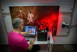 Aplicación de infrarrojos en un lienzo de José Risueño donde se observan unas manos corregidas.