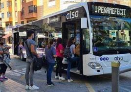 Viajeros suben a un autobús urbano en la plaza jienense de la Libertad.