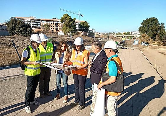 Visita de la alcaldesa y el primer teniente de alcalde a las obras del arroyo Periquito Melchor.
