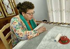 Encarnita Berrio López, artesana en el oficio de elaboración de bordados.