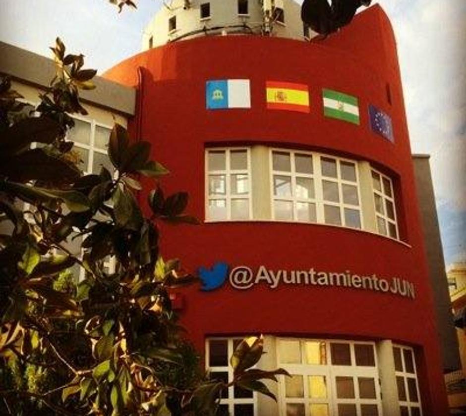 Fachada del Ayuntamiento de Jun que ahora será cambiada.