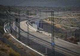 Plataforma ferroviaria a la altura de la bifurcación de Riofrío, con la vía en servicio a la izquierda y el espacio vacío a la derecha.