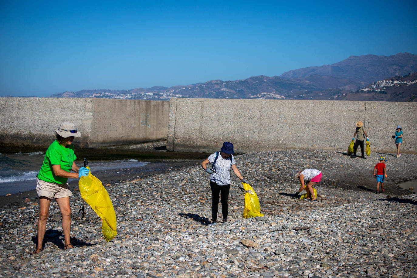Las imágenes de la limpieza del Guadalfeo