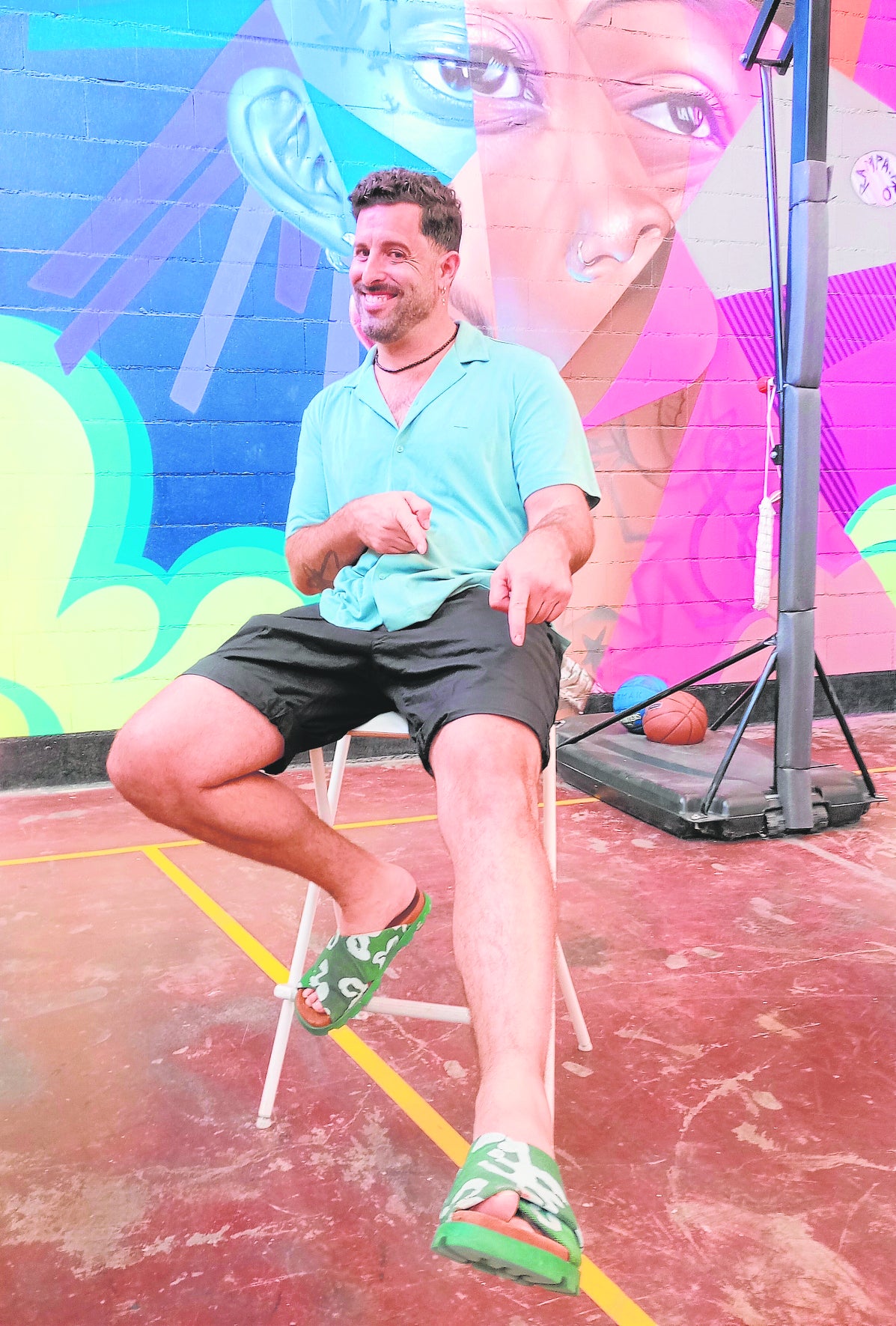 El artista linarense 'Belin' lleva puestas las chanclas que usa para pintar en su estudio en verano.